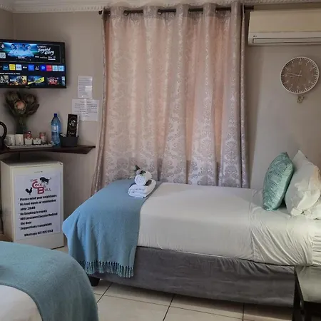 Cock & Bull Restaurant - Pub - Accommodation Hartbeespoort Room photo