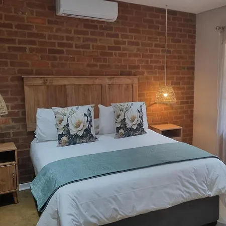 Cock & Bull Restaurant - Pub - Accommodation Hartbeespoort Room photo